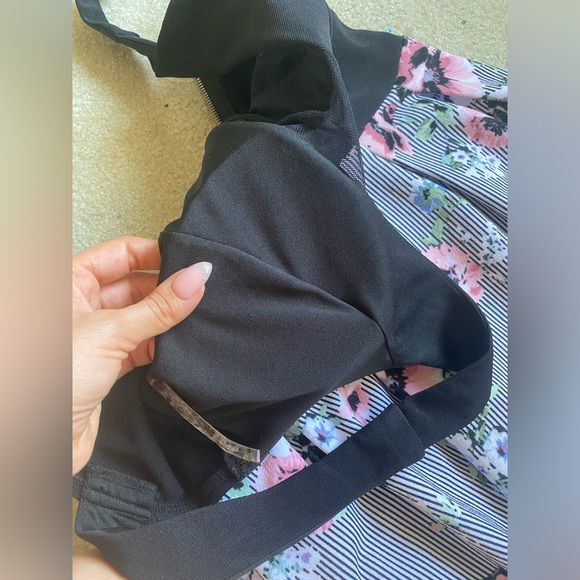 Dress size 3 USA Black top with striped and flowery color - Picture 7 of 10